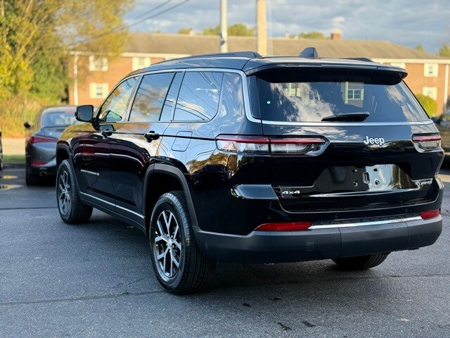 2025 Jeep Grand Cherokee Limited photo 3