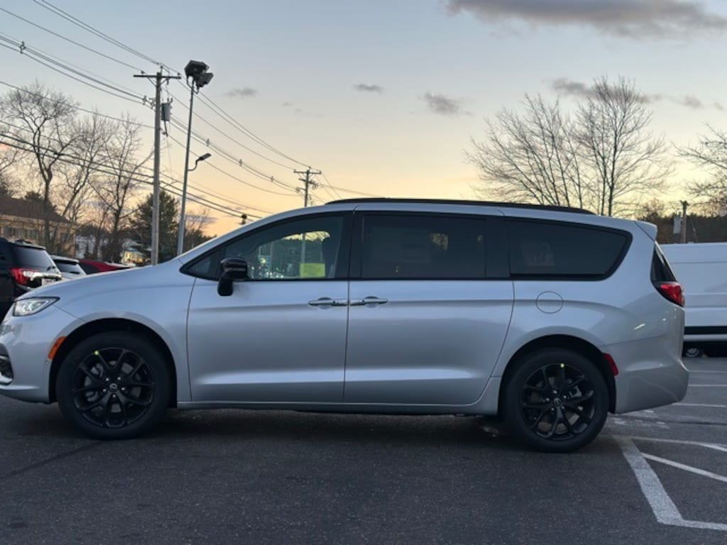 New 2026 Chrysler Pacifica Select Passenger Van