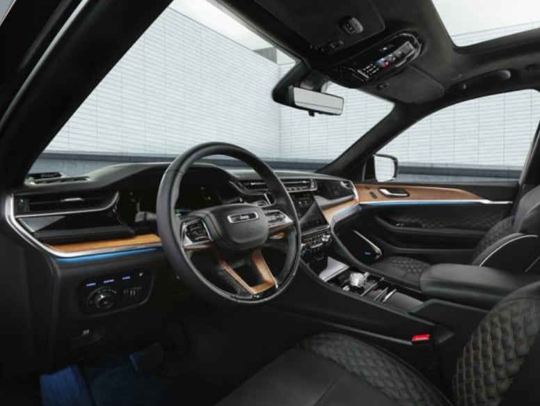 Jeep Grand Cherokee 4x4 interior and technology