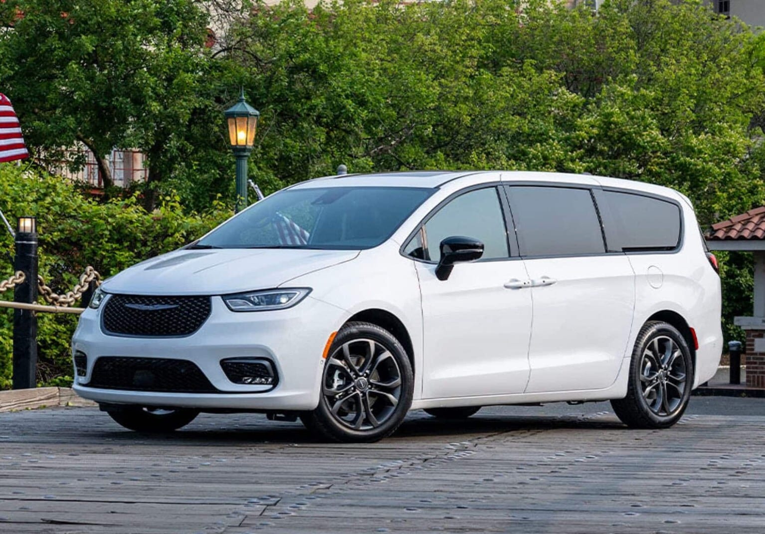  White Chrysler Pacifica