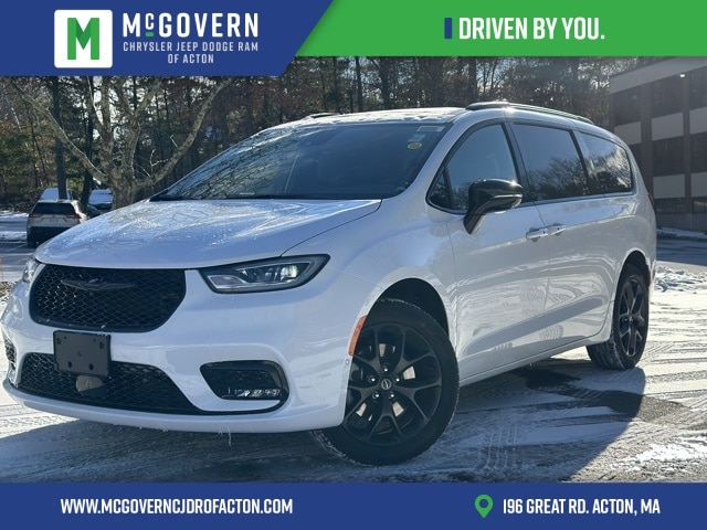 2026 Chrysler Pacifica Select's photo