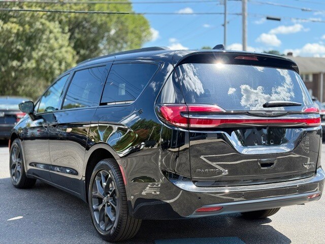 2026 Chrysler Pacifica Limited photo 2