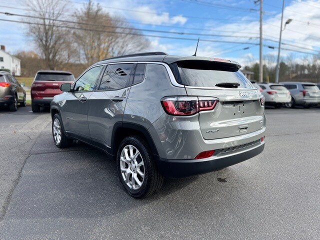 2024 Jeep Compass Latitude Lux photo 2