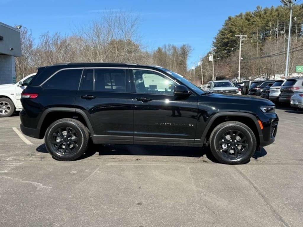 New 2026 Jeep Grand Cherokee Laredo Sport Utility