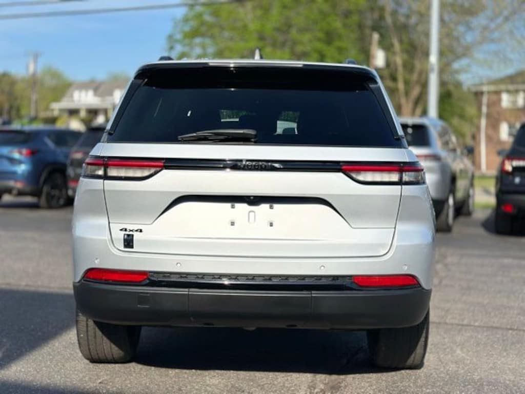 Used 2023 Jeep Grand Cherokee Altitude SUV
