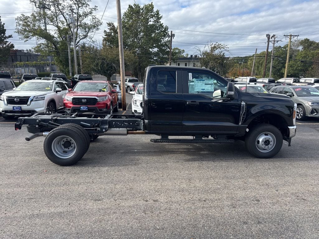 2026 Ford F-350 Super Duty Chassis Cab XL - Photo 4