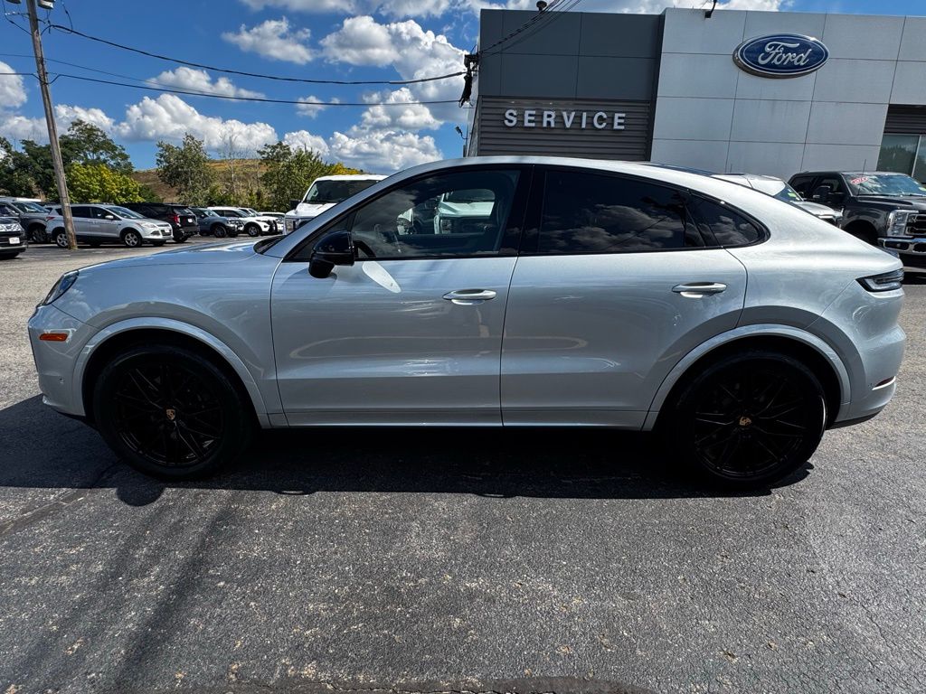 2024 Porsche Cayenne Coupe Base photo 2