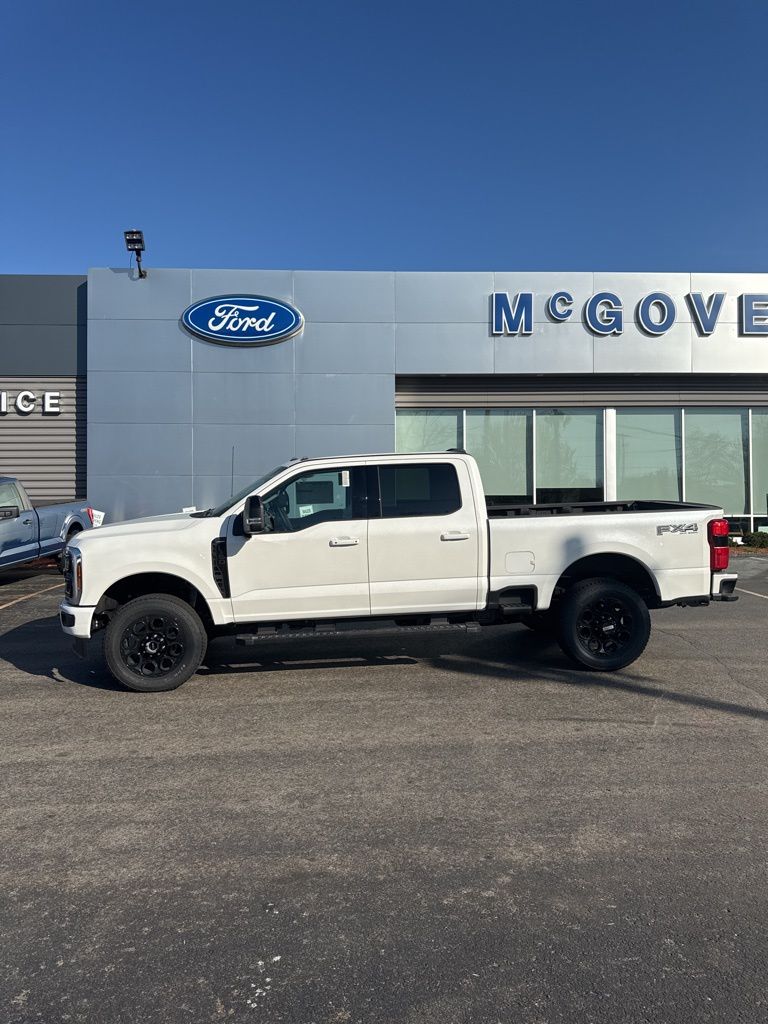 2025 Ford F-350 Lariat photo 2