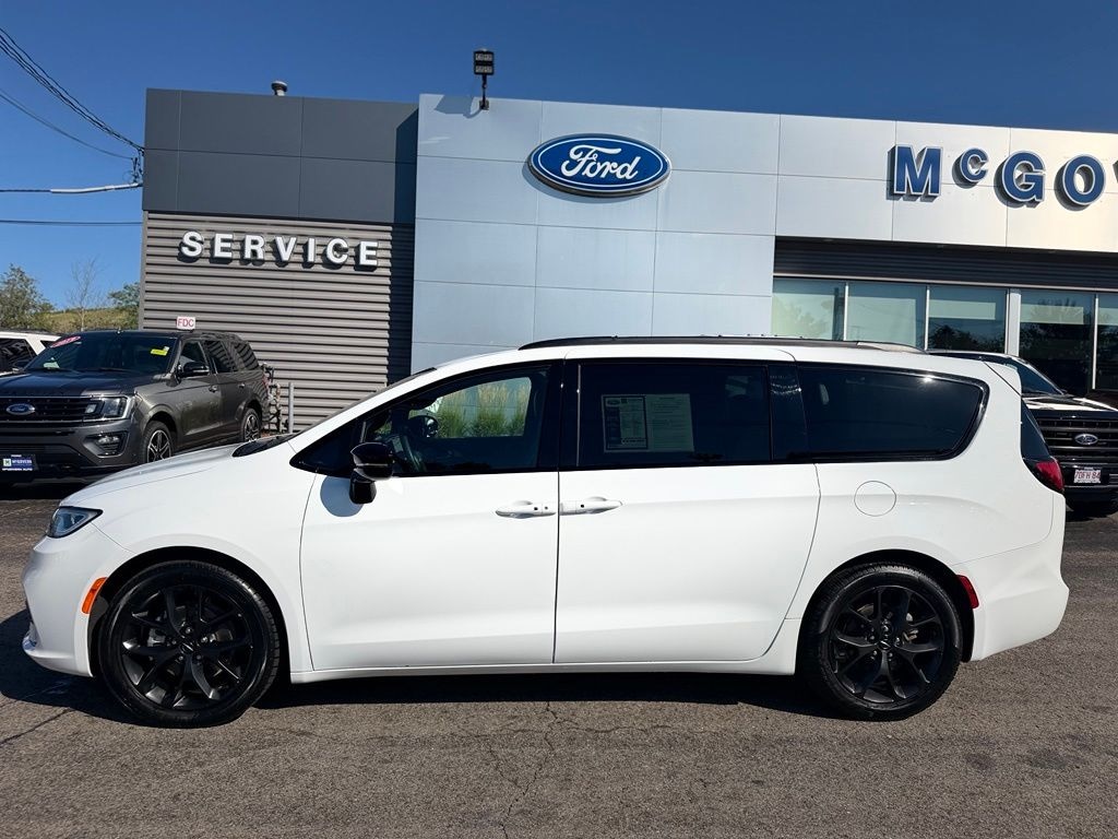 Used 2025 Chrysler Pacifica Limited Minivan/Van