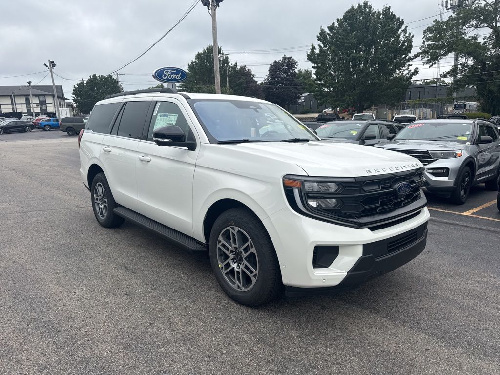 2025 Ford Expedition photo 3