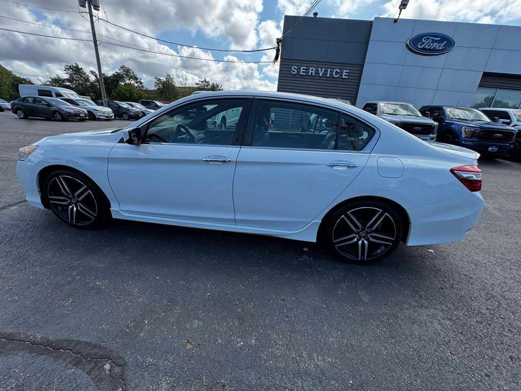 2017 Honda Accord Sport photo 2