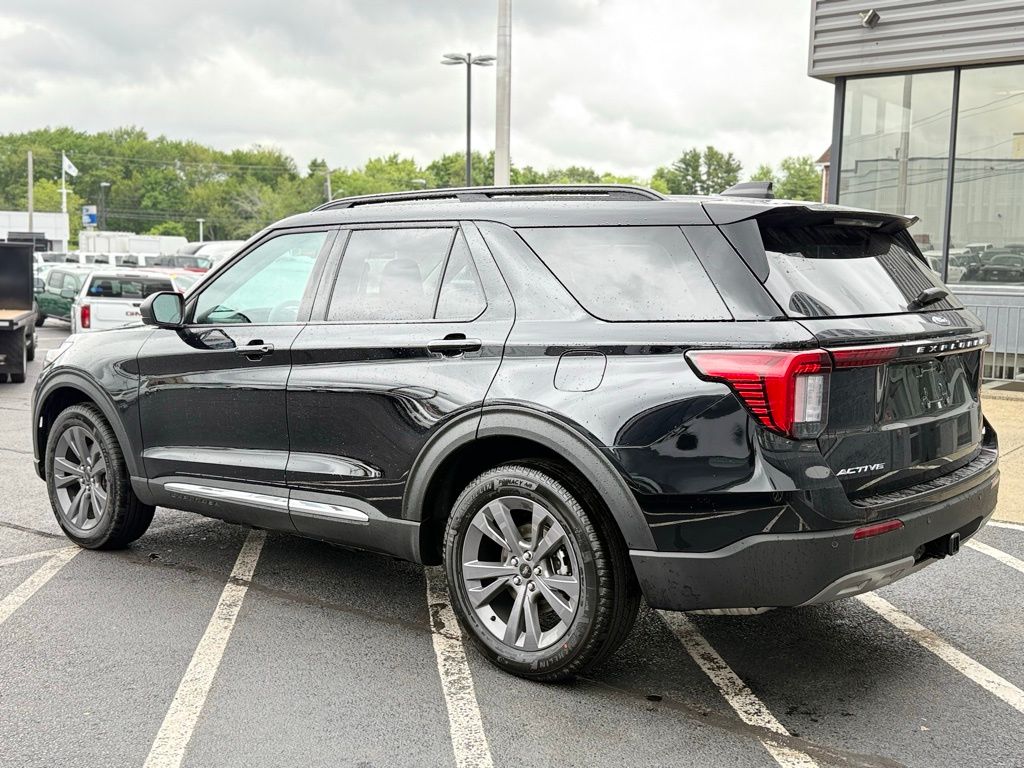 2025 Ford Explorer photo 3