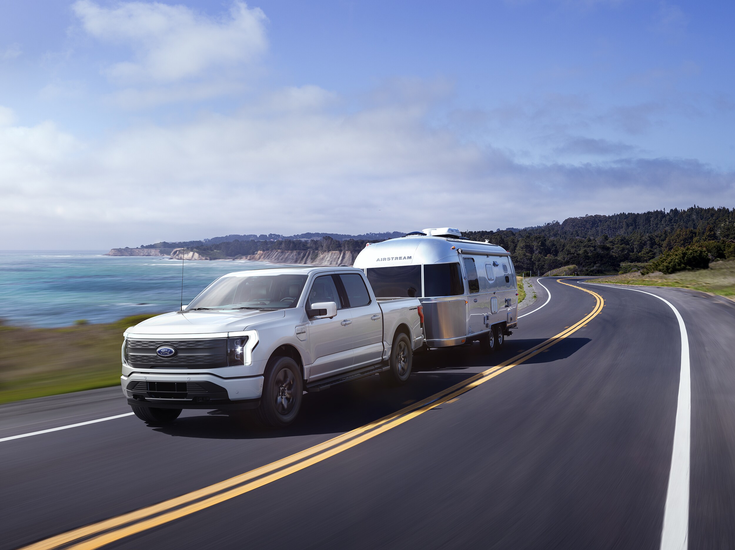 Ford F-150 Lightning towing trailer