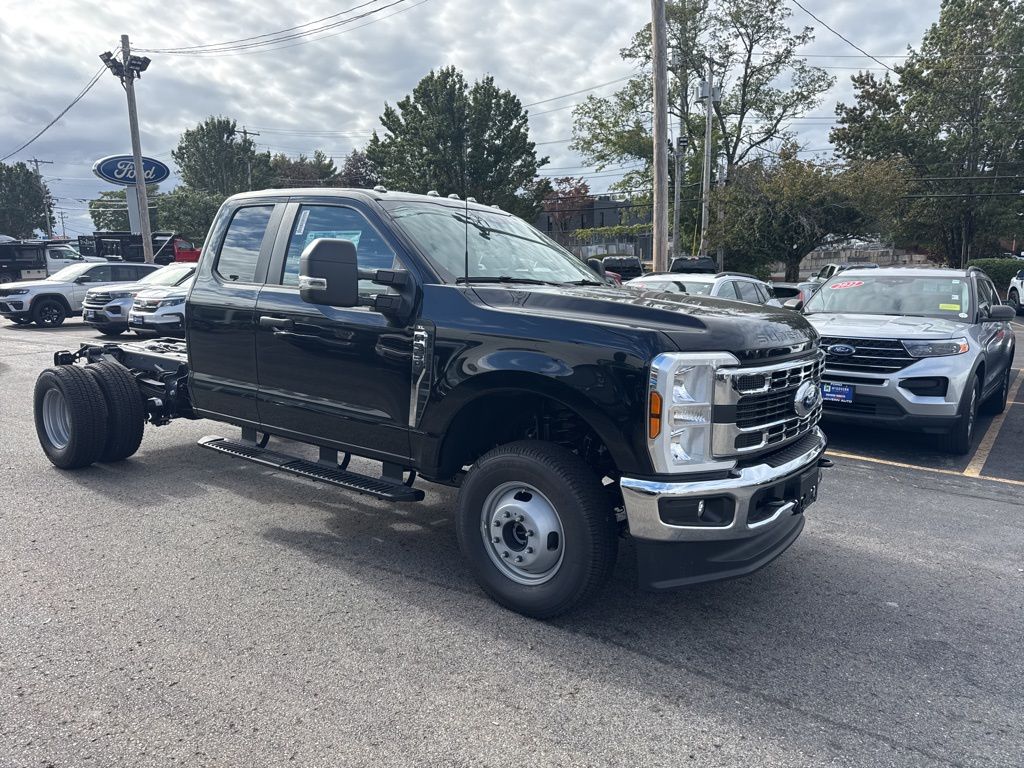 2026 Ford F-350 Super Duty Chassis Cab XL - Photo 3