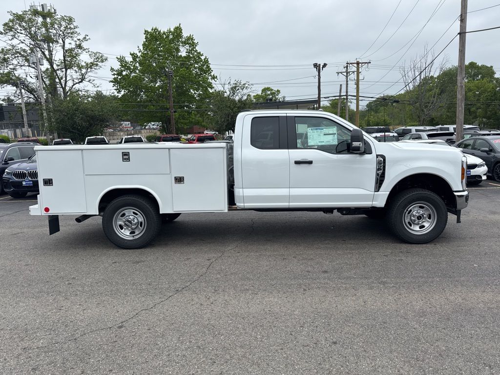 2025 Ford F-350 photo 2