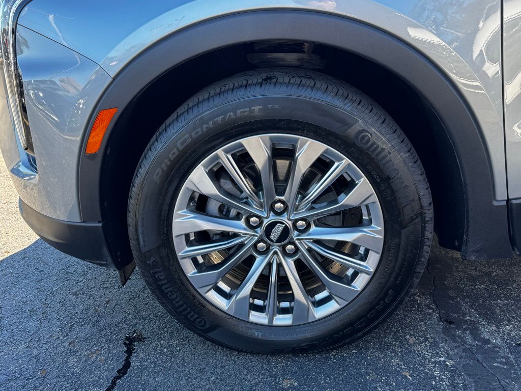 2025 Cadillac XT4 Premium Luxury photo 2