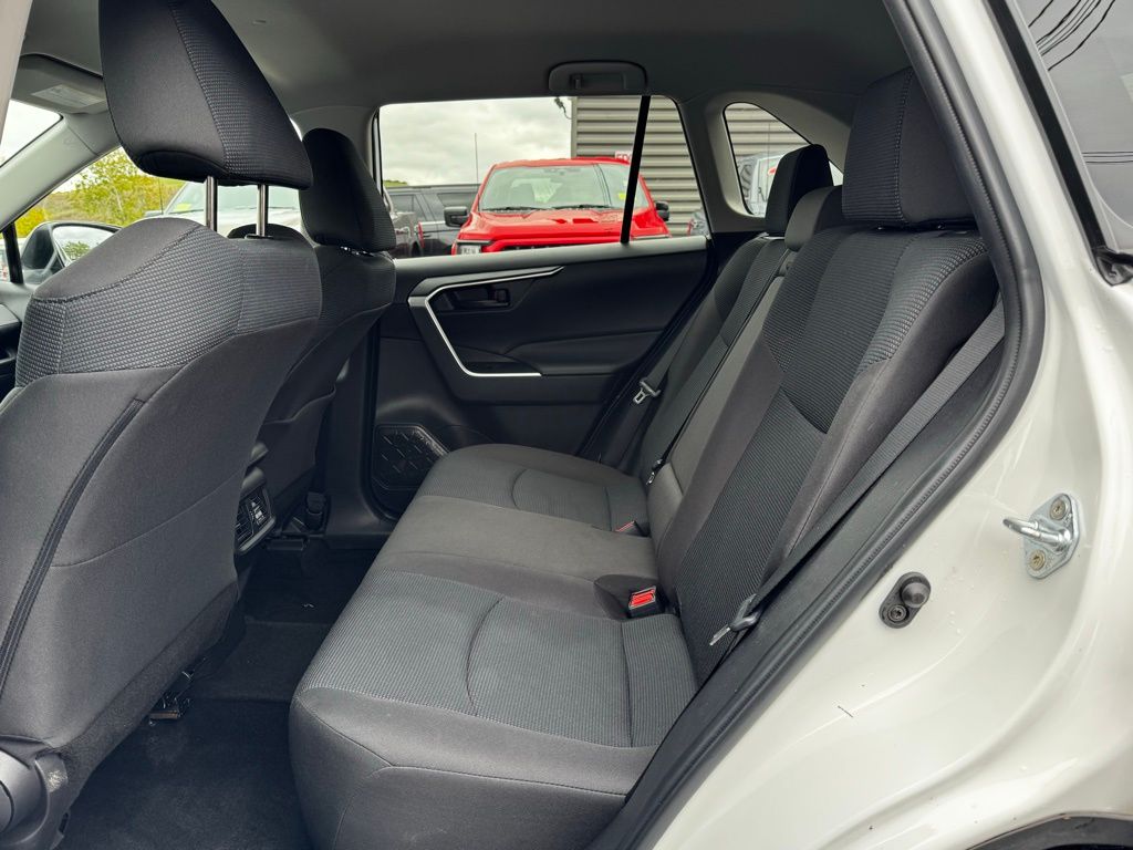 2023 Toyota RAV4 LE photo 3