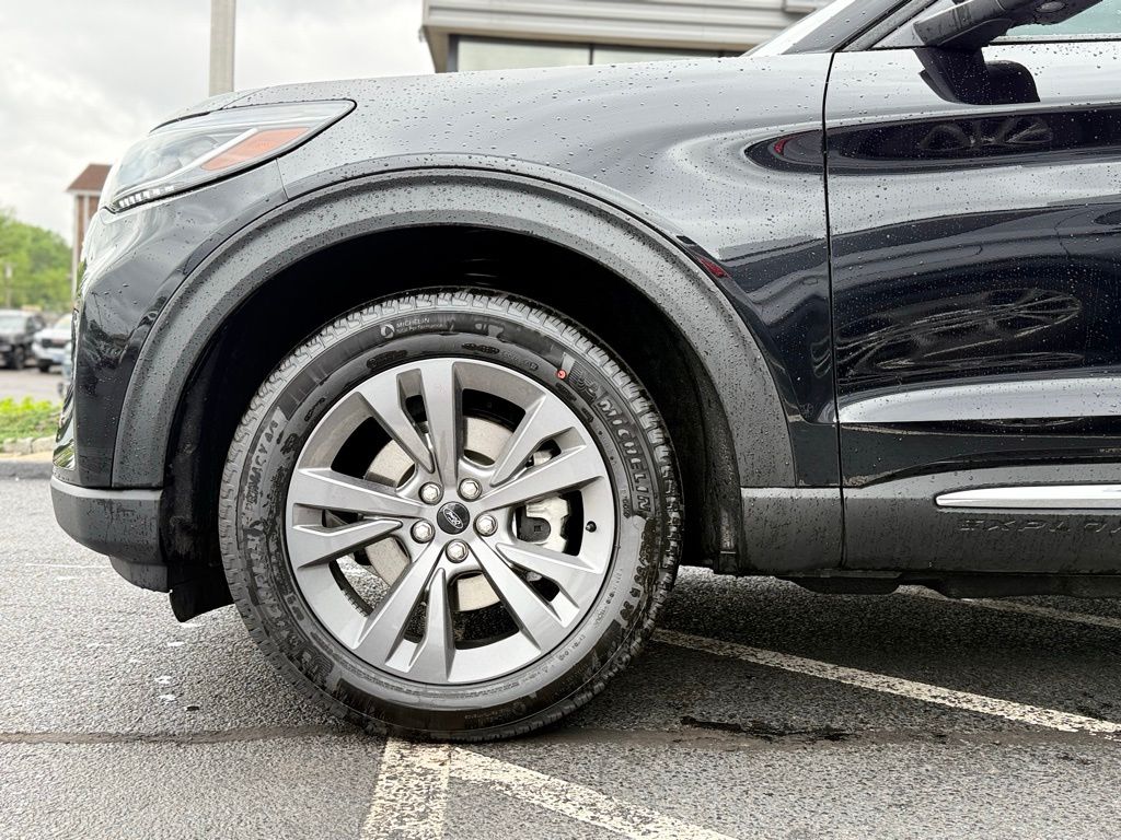 2025 Ford Explorer photo 2