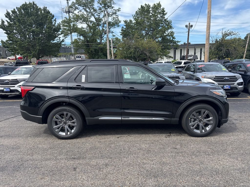 2025 Ford Explorer photo 3