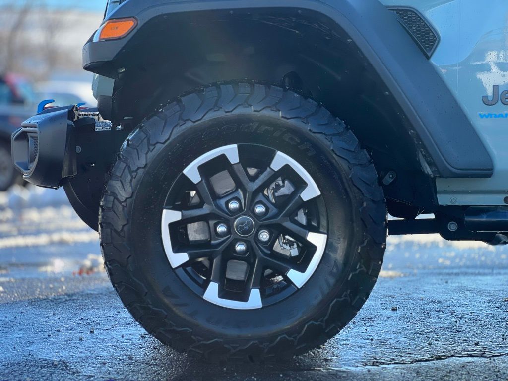 2024 Jeep Wrangler Rubicon 4xe photo 2