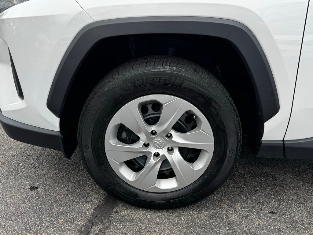 2023 Toyota RAV4 LE photo 2