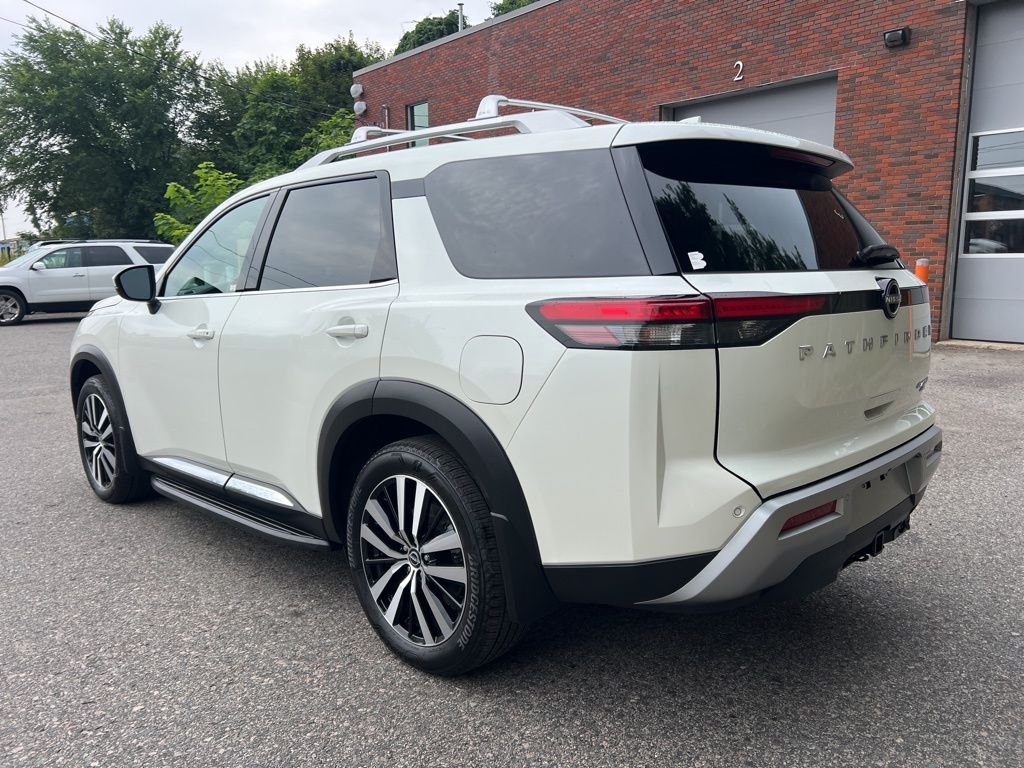 2024 Nissan Pathfinder Platinum photo 2