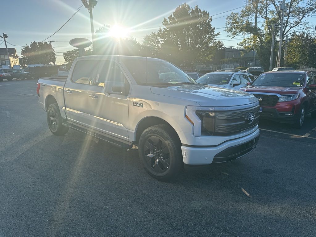 2025 Ford F-150 Lightning Lariat photo 2