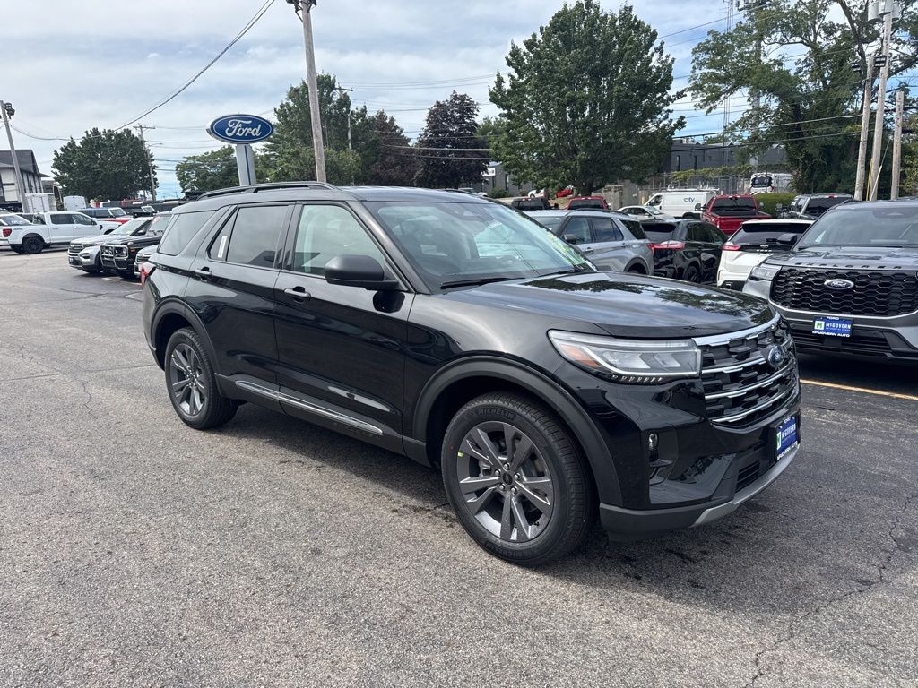 2025 Ford Explorer photo 2