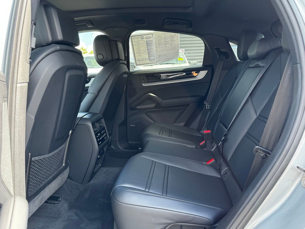 2024 Porsche Cayenne Coupe Base photo 4