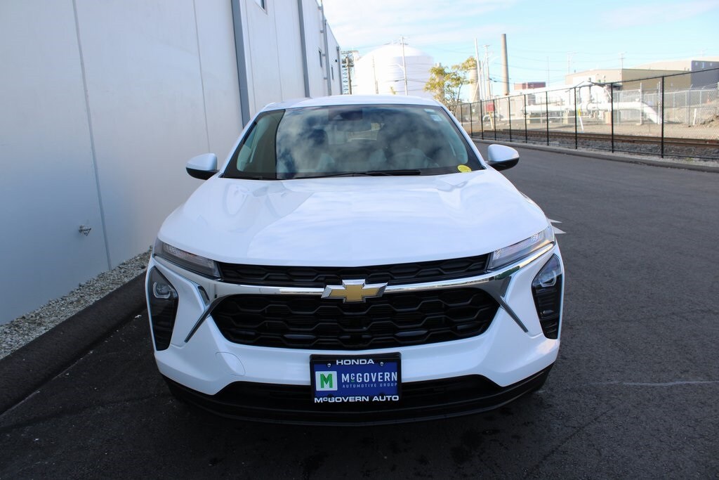 2024 Chevrolet Trax LS photo 2