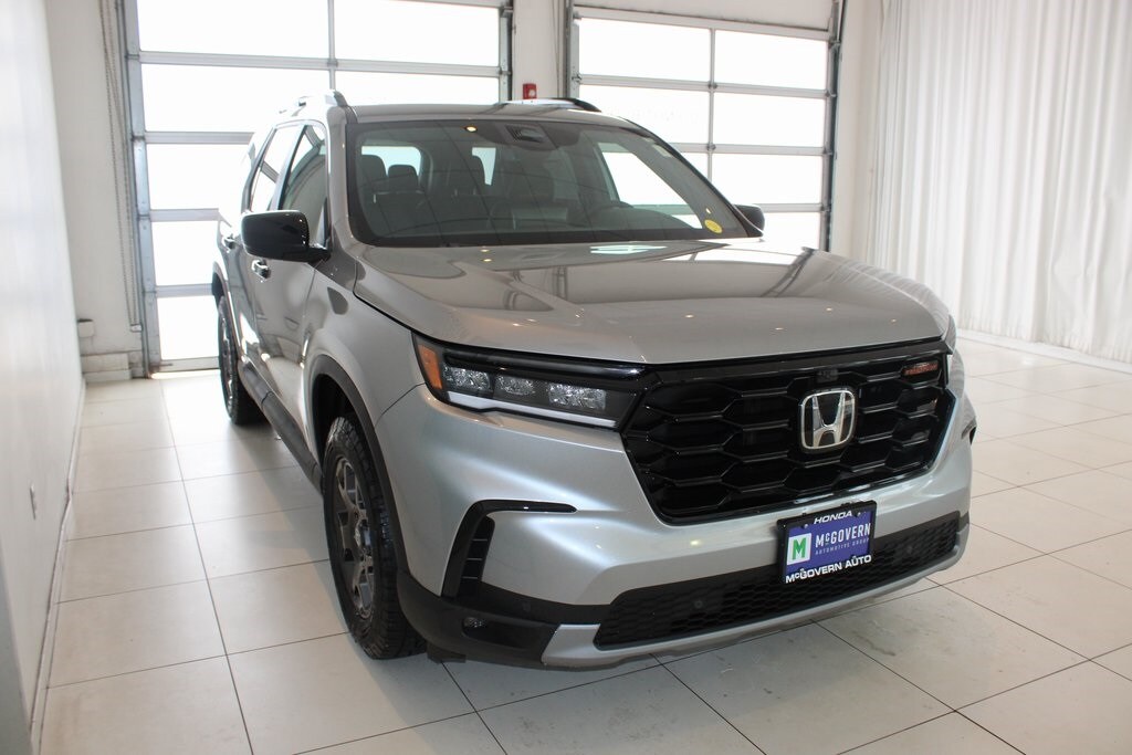 2025 Honda Pilot TrailSport photo 2