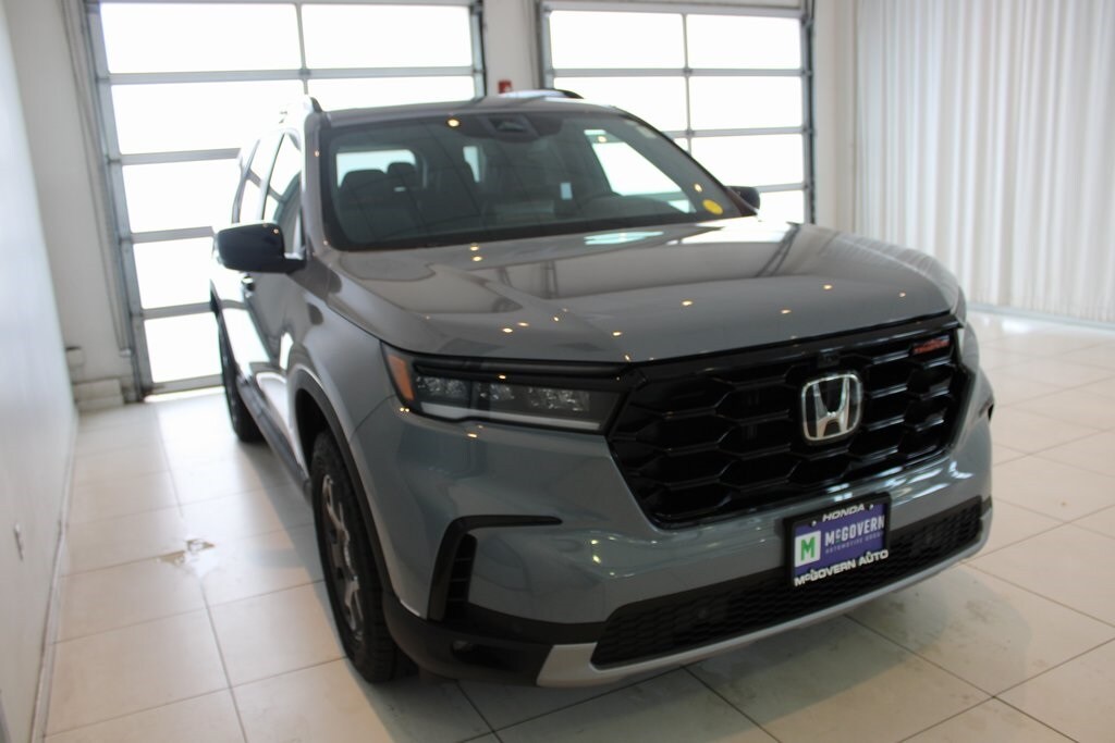 2025 Honda Pilot TrailSport photo 2