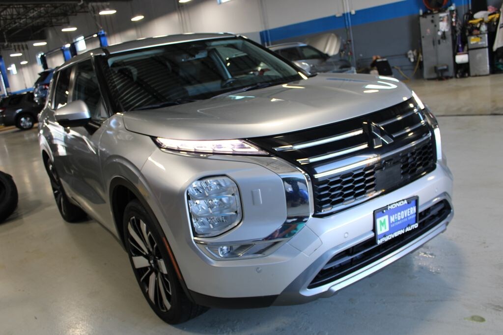 Used 2025 Mitsubishi Outlander SE SUV