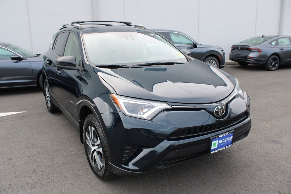 2018 Toyota RAV4 LE photo 3