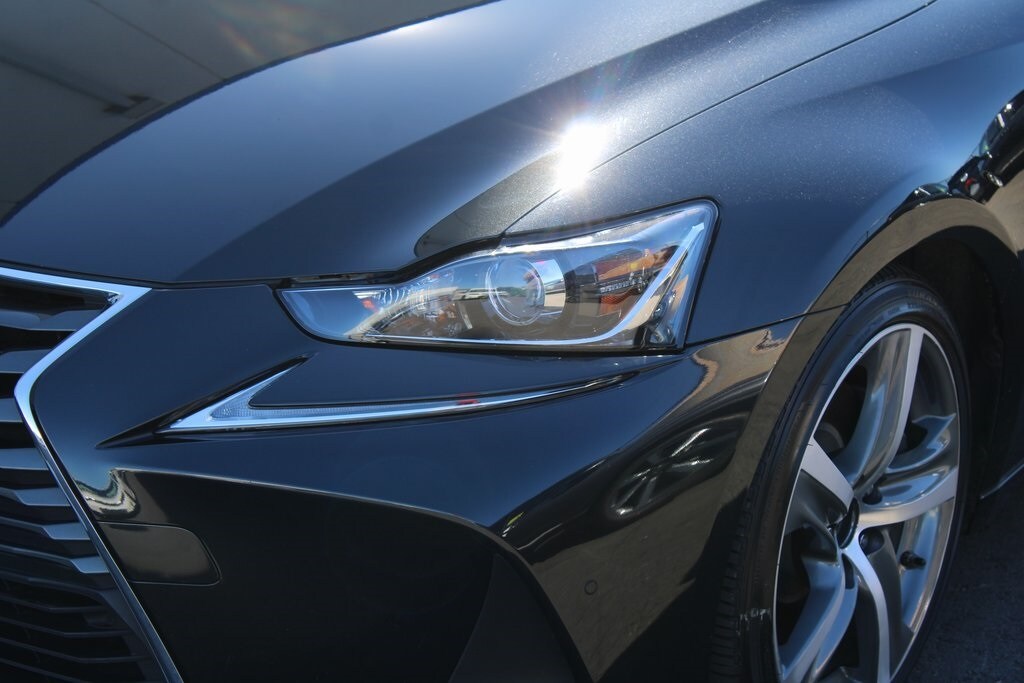 2020 Lexus IS 300 photo 2