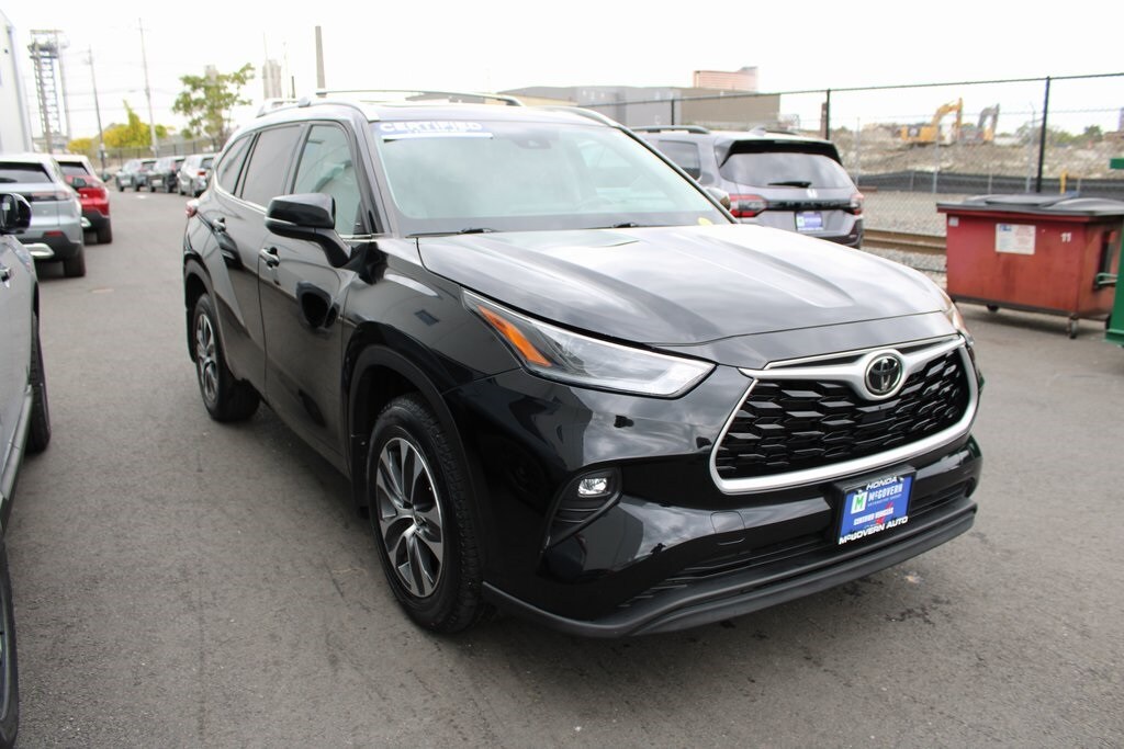 2021 Toyota Highlander XLE photo 3