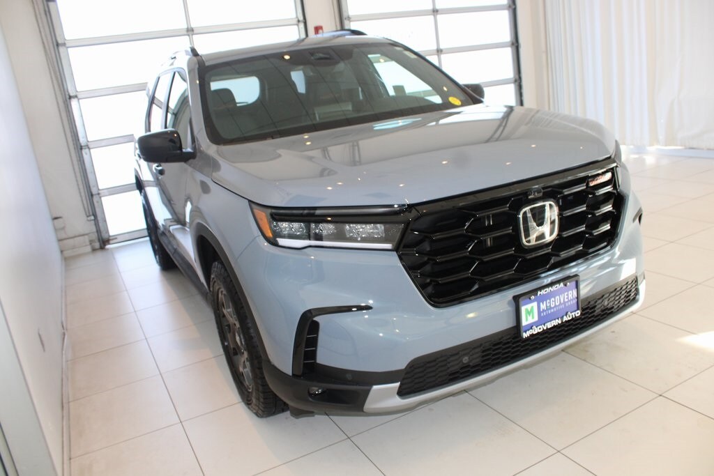 2025 Honda Pilot TrailSport photo 2