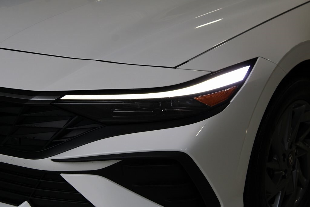 2024 Hyundai Elantra SEL photo 2