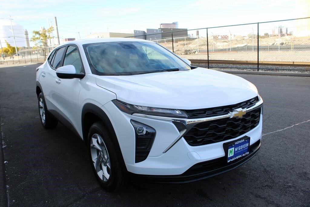 2024 Chevrolet Trax LS photo 3