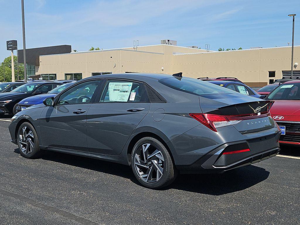 2025 Hyundai Elantra SEL Sport photo 2