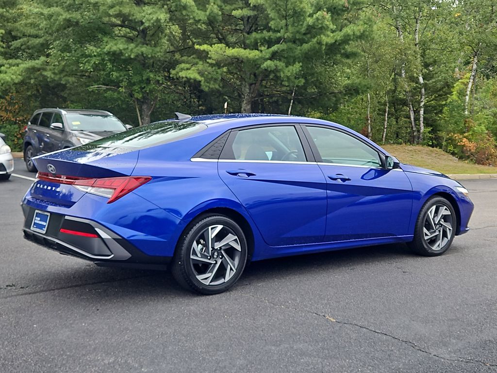 2024 Hyundai Elantra SEL Convenience photo 2