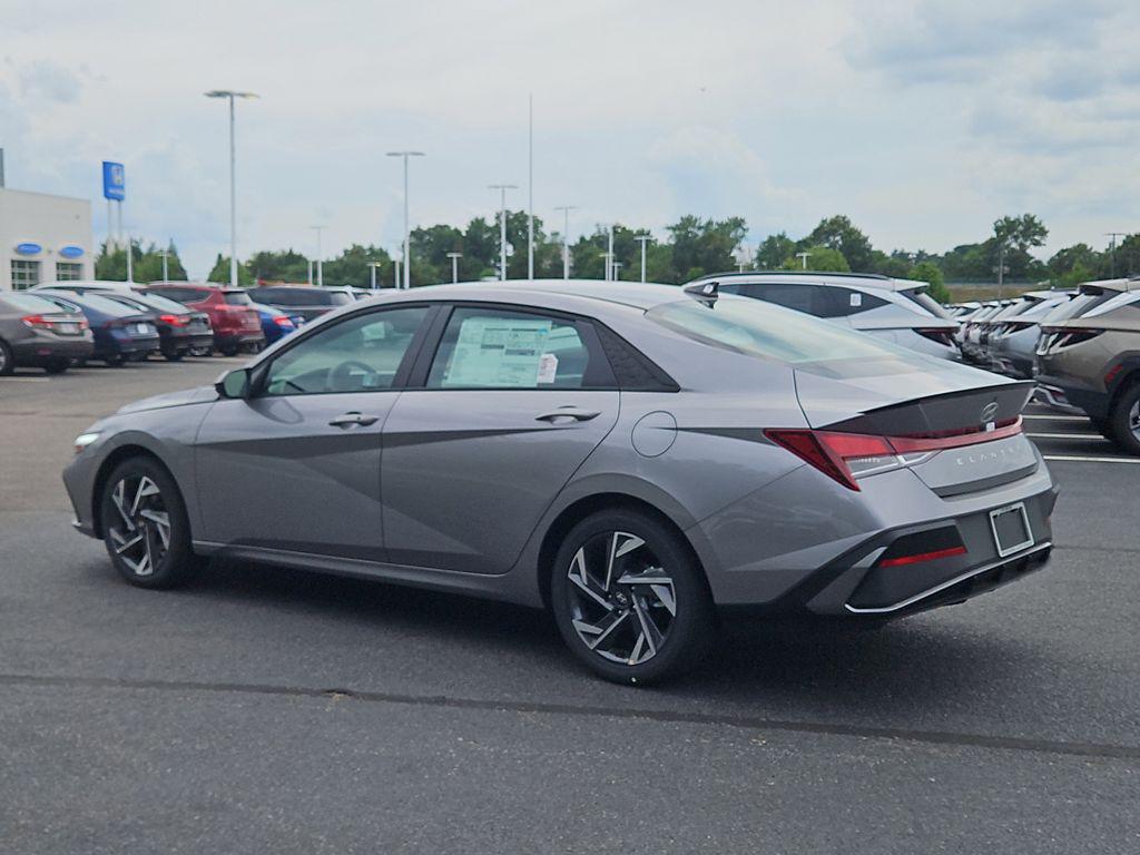 2025 Hyundai Elantra SEL Sport photo 2
