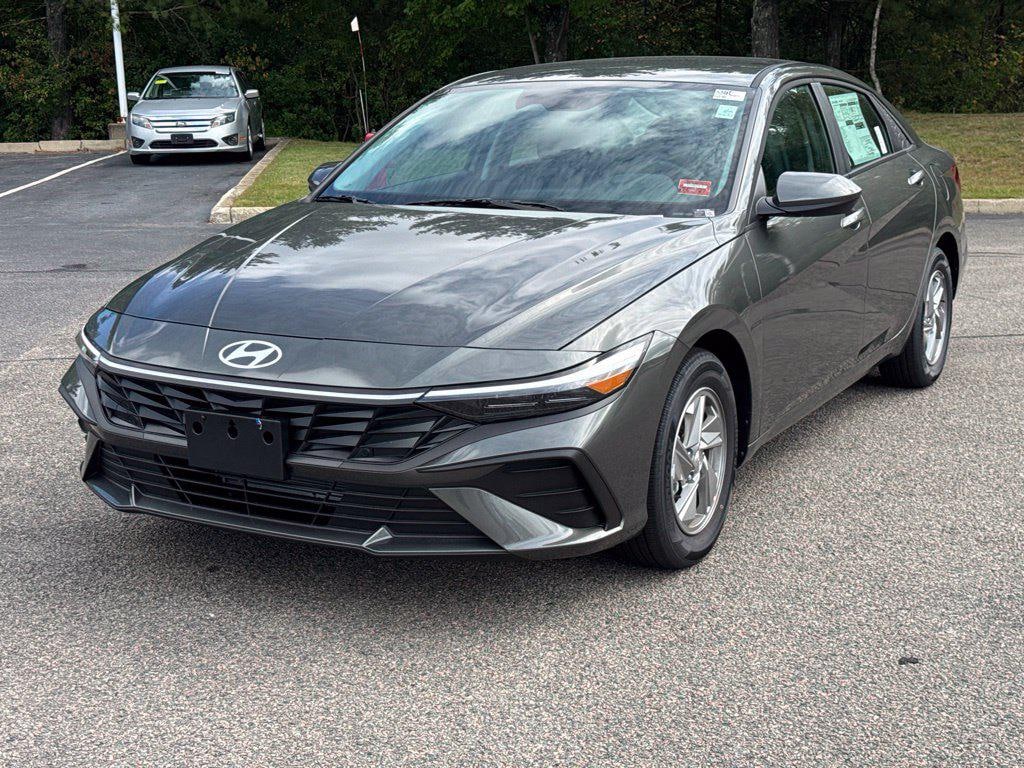 New 2026 Hyundai Elantra SE Sedan