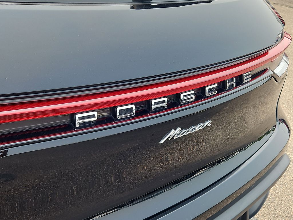 2023 Porsche Macan Base photo 2