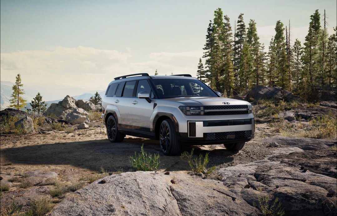  Hyundai Santa Fe Hybrid driving on rock