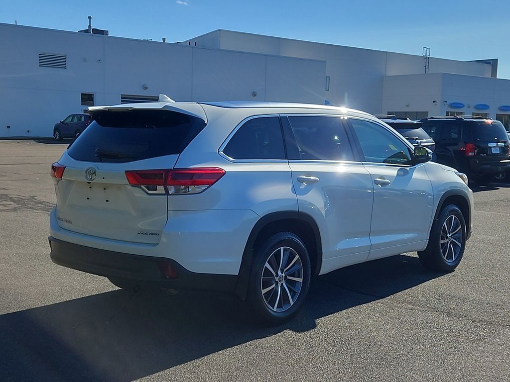 Used 2018 Toyota Highlander XLE with VIN 5TDJZRFH8JS561914 for sale in Brockton, MA