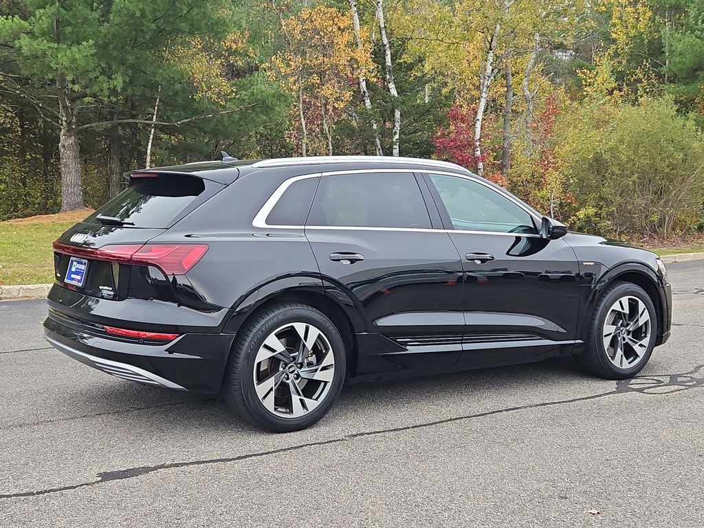 2022 Audi e-tron Premium photo 3