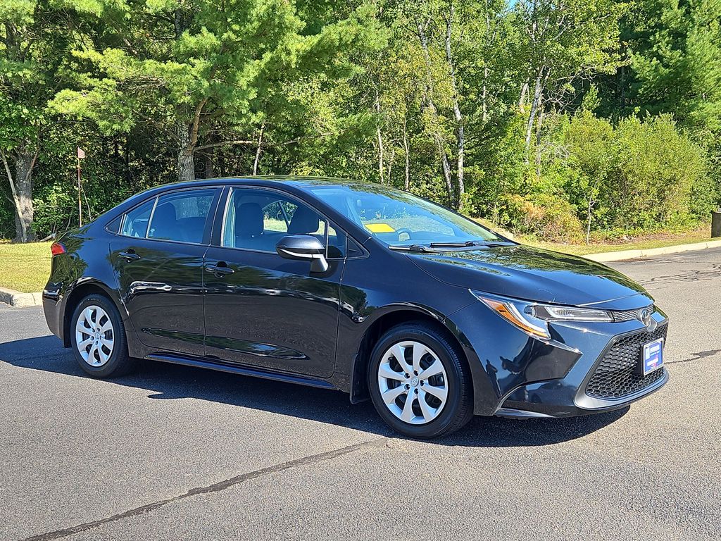 2022 Toyota Corolla LE photo 2