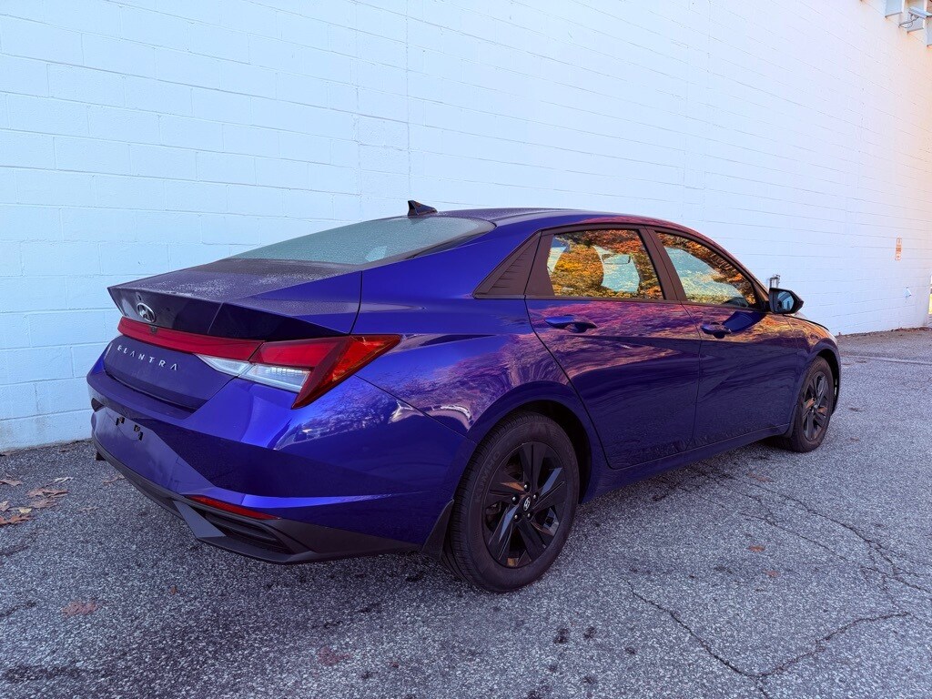 2023 Hyundai Elantra SEL photo 3