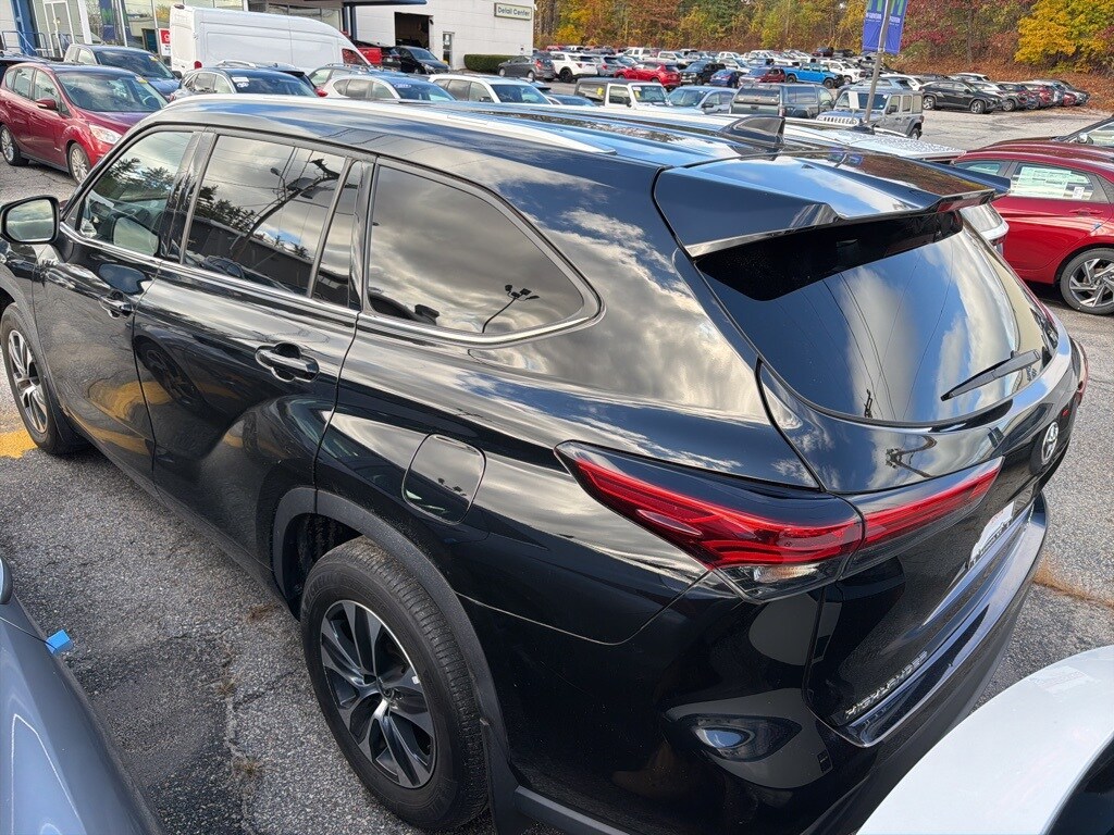 2022 Toyota Highlander XLE photo 2